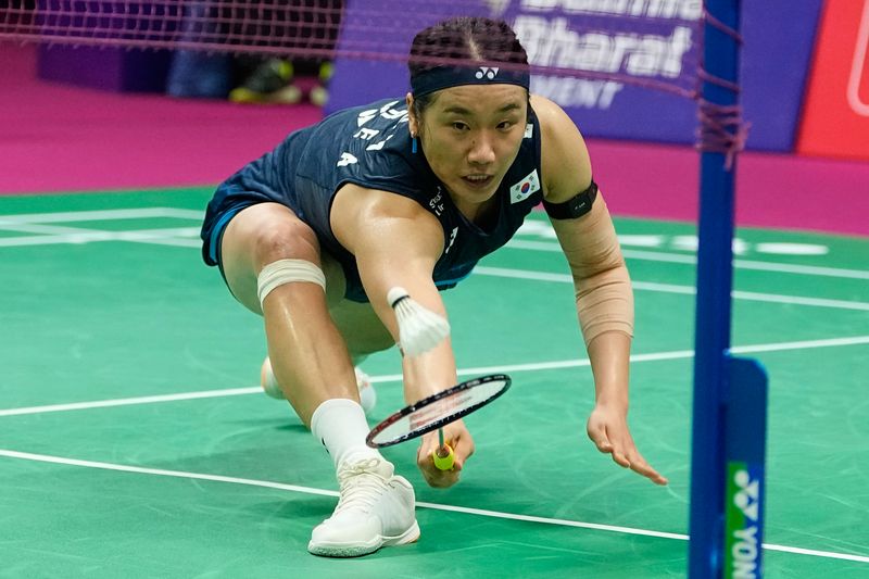[뉴델리=AP/뉴시스] 안세영(1위)이 20일(현지 시간) 인도 뉴델리에서 열린 2026 세계배드민턴연맹(BWF) 세계선수권대회 여자 단식 16강전에서 미아 블리크펠트(16위·덴마크)와 경기하고 있다. 안세영이 43분 만에 2-0(21-16 21-10)으로 승리하고 8강에 올랐다. 2026.08.20.