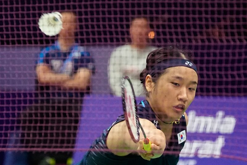 [뉴델리=AP/뉴시스] 안세영(1위)이 20일(현지 시간) 인도 뉴델리에서 열린 2026 세계배드민턴연맹(BWF) 세계선수권대회 여자 단식 16강전에서 미아 블리크펠트(16위·덴마크)와 경기하고 있다. 안세영이 43분 만에 2-0(21-16 21-10)으로 승리하고 8강에 올랐다. 2026.08.20.