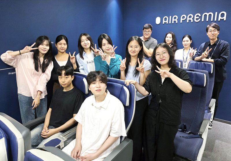 에어프레미아가 지난 21일 개최한 항공일자리 청년인턴 프로그램에 참여한 청년들이 기념촬영을 하고 있다. 에어프레미아 제공