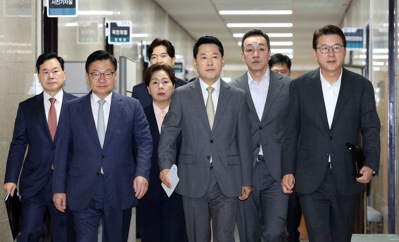 장동혁 국민의힘 대표와 정점식 원내대표 등 지도부가 지난 24일 서울 여의도 국회에서 열린 최고위원회의에 참석하고 있다. 뉴시스