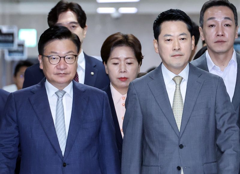 국민의힘 장동혁 대표와 정점식 원내대표가 24일 국회에서 열린 최고위원회의에 입장하고 있다. 연합뉴스