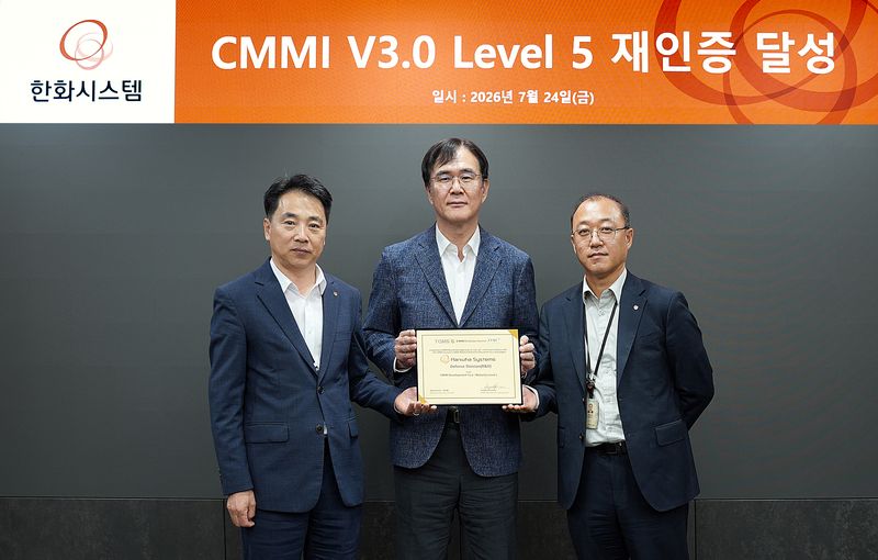 오줄현 한화시스템 품질경영실장, 정상욱 CMMI 선임심사원, 이동휘 한화시스템 레이다연구소장(왼쪽부터). 한화시스템 제공