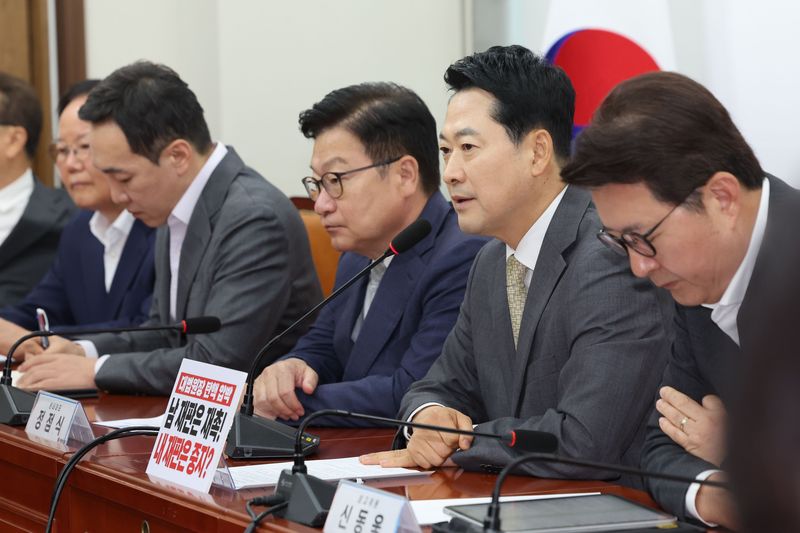 장동혁 국민의힘 대표(오른쪽 두번째)가 24일 서울 여의도 국회에서 열린 최고위원회의에서 발언하고 있다.뉴스1