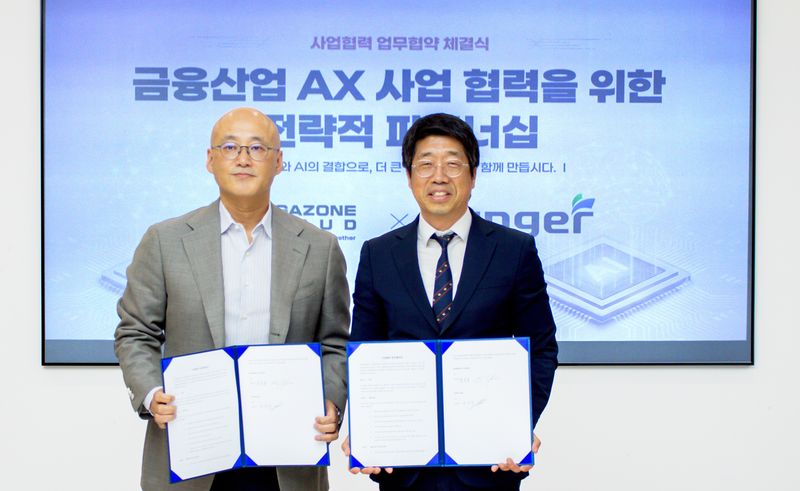 메가존클라우드 염동훈 대표(왼쪽)와 핑거 안인주 대표가 지난 21일 서울 여의도 핑거 본사에서 '금융 사업 인공지능(AI) 전환(AX) 협력을 위한 전략적 파트너십'을 체결하고 기념 촬영을 하고 있다.