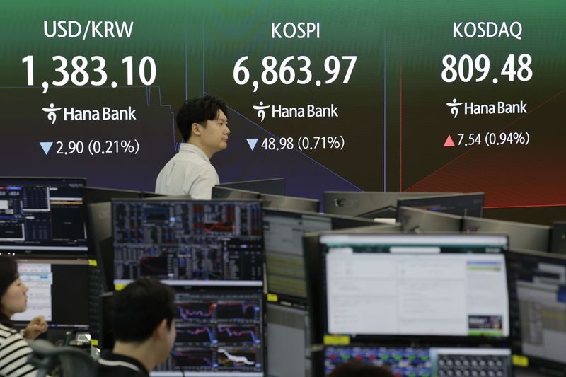 24일 서울 중구 하나은행 딜링룸에서 딜러들이 업무를 보고 있다. 사진=뉴시스
