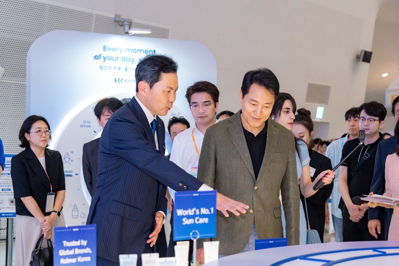 윤상현 콜마그룹 부회장(왼쪽)이 23일 서울 동대문디자인플라자에서 열린 '2026 서울뷰티위크' 한국콜마 부스에서 오세훈 서울시장에게 한국콜마의 기술을 소개하고 있다. 한국콜마 제공