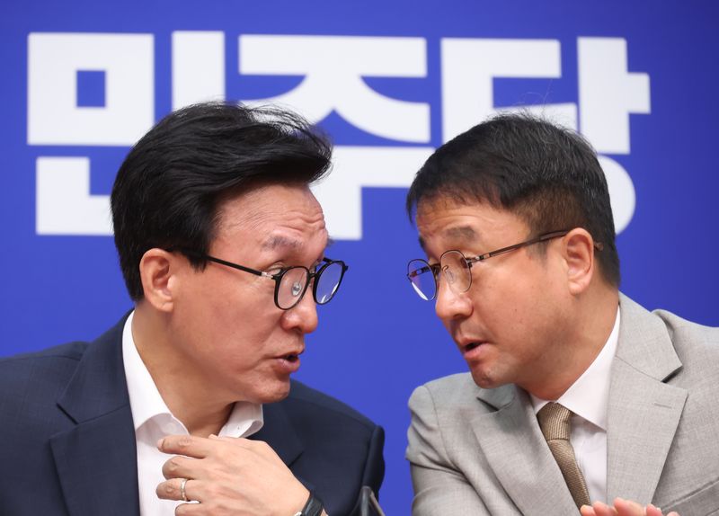 더불어민주당 김민석 대표와 한병도 원내대표가 24일 국회에서 열린 최고위원회의 도중 대화하고 있다. 연합뉴스