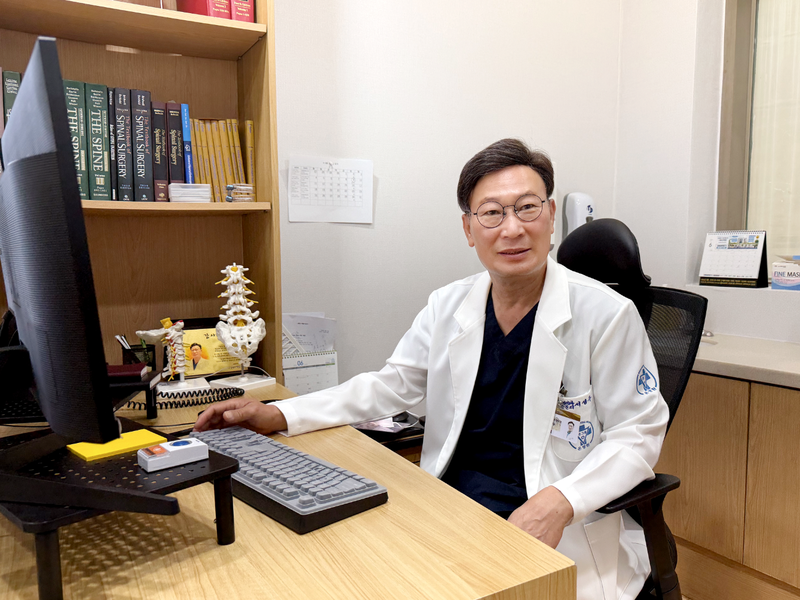 허리디스크 외래환자를 문진하고 있는 부산 온병원 척추센터 서성우 센터장. 온병원 제공
