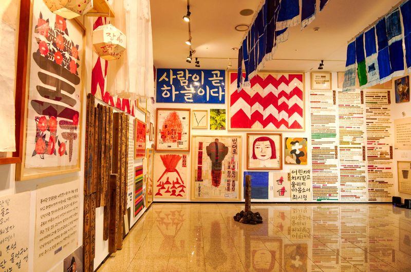 이진경 작가의 ‘나는 그 초록인가’. 글과 그림, 드로잉과 콜라주, 오브제와 사운드를 한 공간에 배치해 제주 유배와 민란의 역사 속에서 억울함과 침묵을 견디며 살아온 존재들의 기억을 되살린다. 작품은 과거와 현재, 자연과 인간이 함께 살아가는 문제를 제주 역사에서 끌어낸다. /사진=제주비엔날레 제공