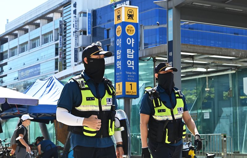 지난 2024년 9월 온라인 익명 커뮤니티에 '수인분당선 야탑역에서 흉기 난동을 부리겠다'는 글이 올라오면서 경기도 성남시 분당구 야탑역 일대에서 경찰이 경계 활동을 강화하고 있는 모습./사진=뉴시스