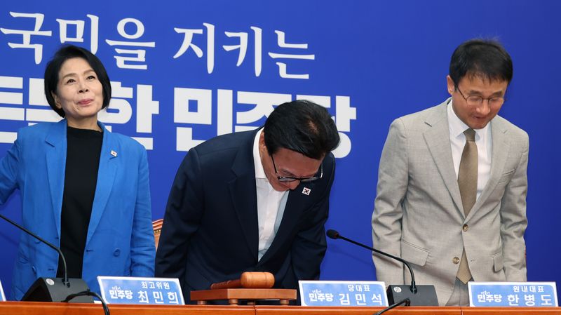 더불어민주당 김민석 대표가 24일 국회에서 열린 최고위원회의에 앞서 인사하고 있다. 사진=서동일 기자