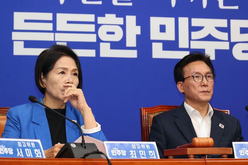 더불어민주당 김민석 대표와 최민희 최고위원이 24일 국회에서 열린 최고위원회의에서 한병도 원내대표의 발언을 듣고 있다. 사진=서동일 기자