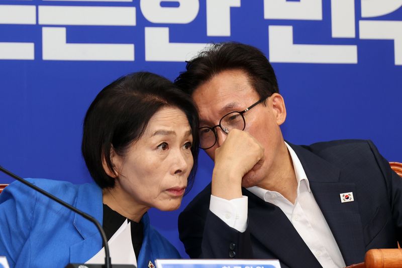 더불어민주당 김민석 대표와 최민희 최고위원이 24일 국회에서 열린 최고위원회의에서 대화하고 있다. 사진=서동일 기자