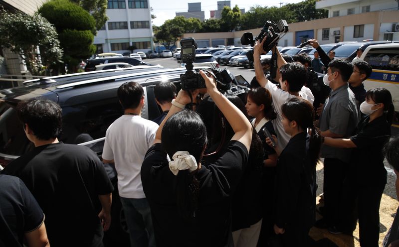 24일 장미란씨 실종사건을 허위 종결한 혐의를 받는 제주서부경찰서 소속 경찰관이 제주지법에서 열리는 체포적부심에 출석하기 위해 이동하고 있다. 제주경찰청은 직무유기와 공전자기록 위작·행사, 위계에 의한 공무집행방해 혐의로 해당 경찰관에 대해 이날 구속영장을 신청했다. /사진=뉴시스