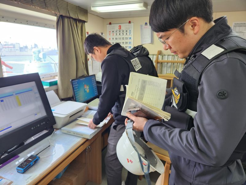 수사 중인 해경. 부산해경 제공