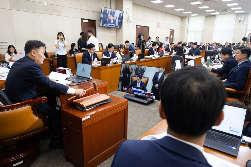 김영진 국회 행정안전위원장이 지난 24일 서울 여의도 국회에서 열린 제438회 국회(임시회) 행정안전위원회 제1차 전체회의에서 의사봉을 두드리고 있다. 뉴스1