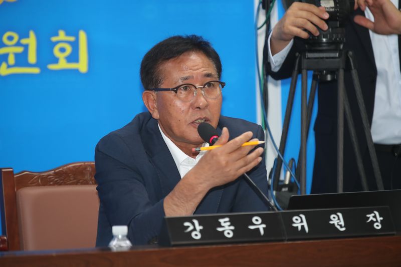 강동우 제주특별자치도의회 교육위원장이 의회 회의에서 교육 현안과 관련해 발언하고 있다. 강 위원장은 학교 교육과정에서 활용할 제주4·3 관련 인정도서 개발·보급 근거를 마련하기 위해 ‘각급학교의 4·3평화·인권교육 활성화 조례’ 개정을 추진한다. /사진=제주특별자치도의회 제공