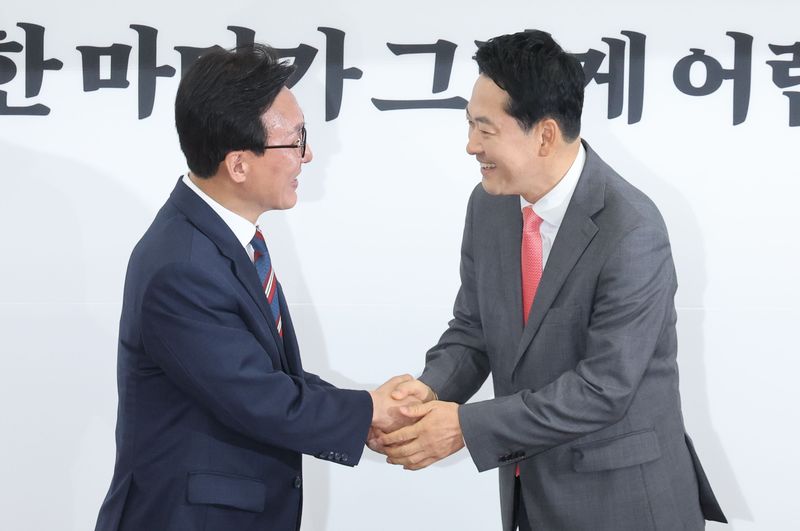 김민석 더불어민주당 대표(왼쪽)가 24일 서울 여의도 국회에서 장동혁 국민의힘 대표를 예방하며 인사를 나누고 있다. 뉴스1