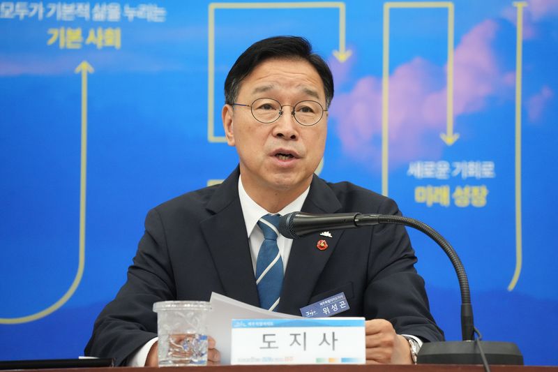 위성곤 제주도지사가 24일 제주도청 탐라홀에서 열린 주간정책회의에서 최근 도내 실종사건 처리 논란과 관련해 안전 대응체계 강화를 주문하고 있다. 위 지사는 실종·위기 사건 처리 과정을 전면 재점검하고 허위 보고나 소극행정으로 도민 안전에 허점을 만든 경우 무관용 원칙을 적용하겠다고 밝혔다. /사진=제주특별자치도 제공