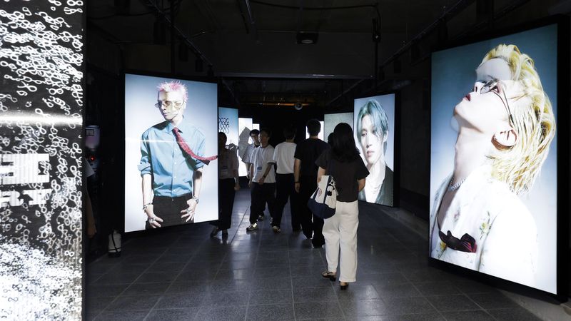 24일 서울 시청역과 을지로입구역 사이에 조성한 시청역 펀스테이션 'K-문화 스테이션'에서 시민들이 빅뱅 데뷔 20주년 기념 미디어 전시를 둘러보고 있다. 뉴시스화상