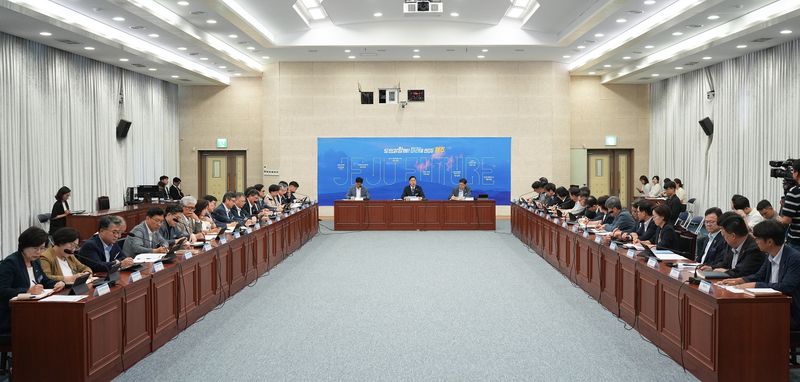 제주도가 24일 제주도청 탐라홀에서 위성곤 제주도지사 주재로 주간정책회의를 열고 실종자 수색과 위기 대응체계, 전국체전 안전관리, 하반기 정기인사 이후 업무공백 방지, 내년도 예산 편성 등 주요 현안을 점검하고 있다. /사진=제주특별자치도 제공
