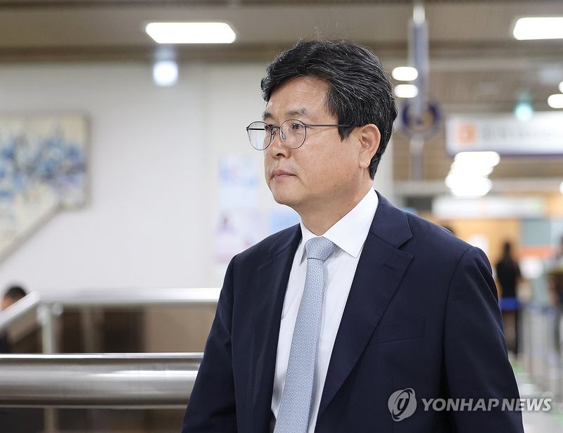 법정 향하는 '허위 계엄 선포문 작성' 강의구 전 대통령실 부속실장 (출처=연합뉴스)