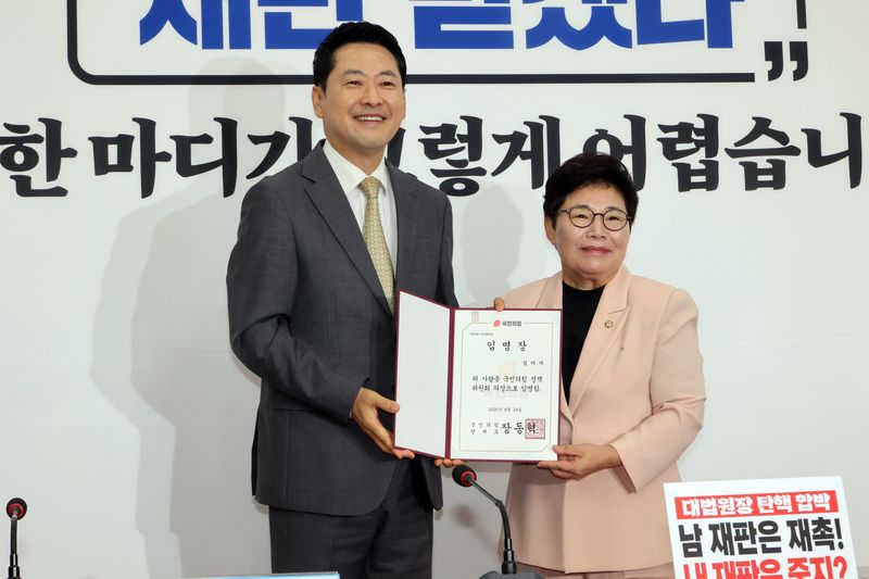 국민의힘 장동혁 대표(왼쪽)가 24일 국회에서 열린 최고위원회의에 앞서 임이자 정책위의장에게 임명장을 수여한 뒤 기념 촬영하고 있다. 사진=박범준 기자