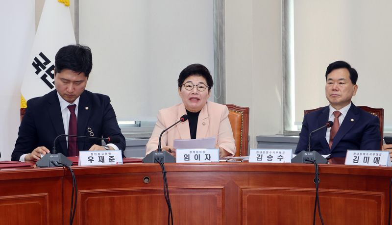 임이자 국민의힘 정책위의장이 24일 국회에서 열린 최고위원회의에서 임명장을 받고 발언하고 있다. 사진=박범준 기자