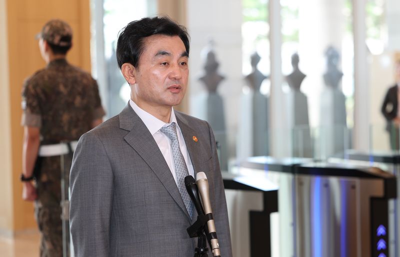안규백 국방부 장관이 지난 14일 오전 서울 용산구 국방부 신청사로 출근하며 취재진의 질문에 답변하고 있다. 뉴시스
