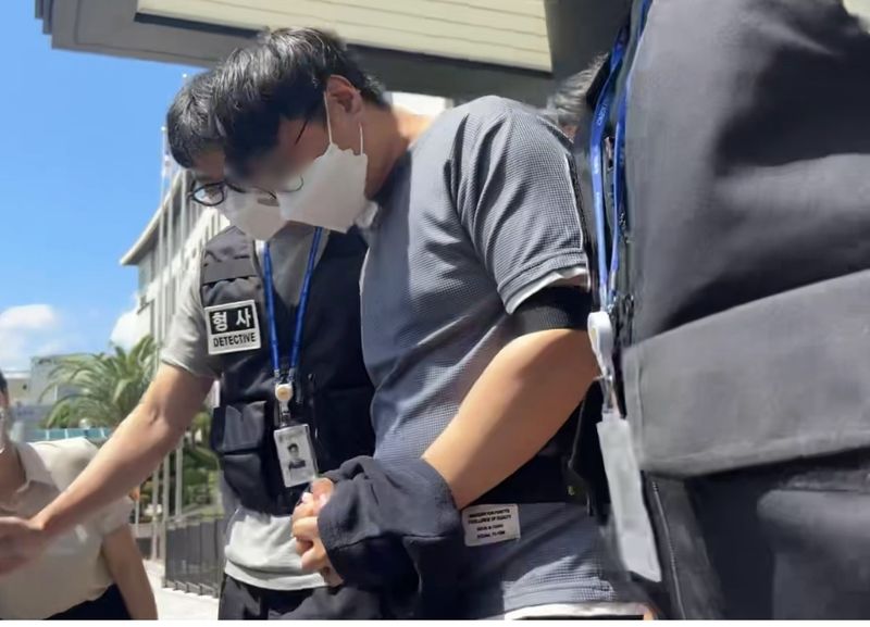 지난 5월 실종된 장미란 씨(37)의 사건을 허위 종결한 혐의로 긴급체포된 A 경장이 24일 제주지방법원에서 체포적부심 심사를 받고 나오고 있다.2026.8.24 ⓒ 뉴스1 홍수영 기자