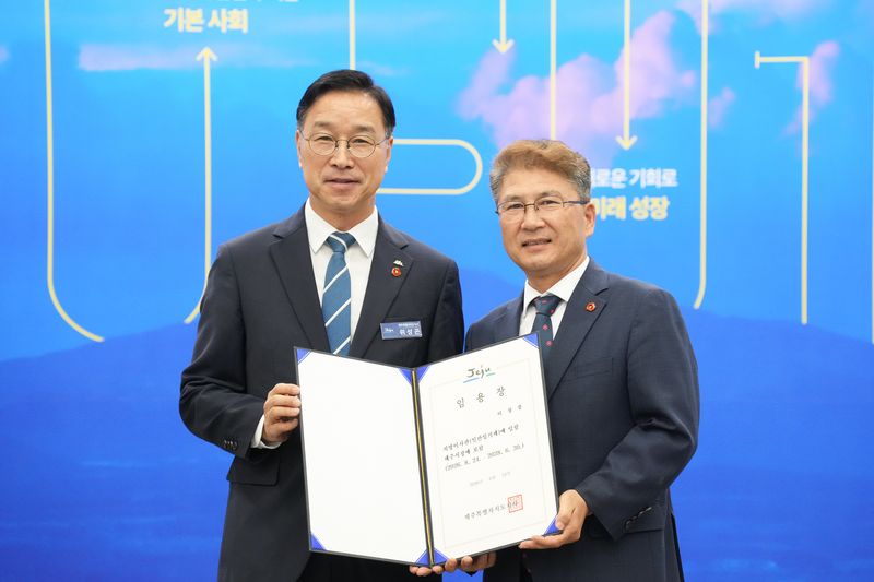 위성곤 제주도지사(왼쪽)가 24일 이상봉 신임 제주시장에게 임명장을 수여한 뒤 기념촬영하고 있다. 이상봉 시장은 3선 제주도의원과 제12대 후반기 제주도의회 의장을 지냈으며 이날 민선 9기 첫 제주시장으로 공식 임명됐다. /사진=제주특별자치도 제공