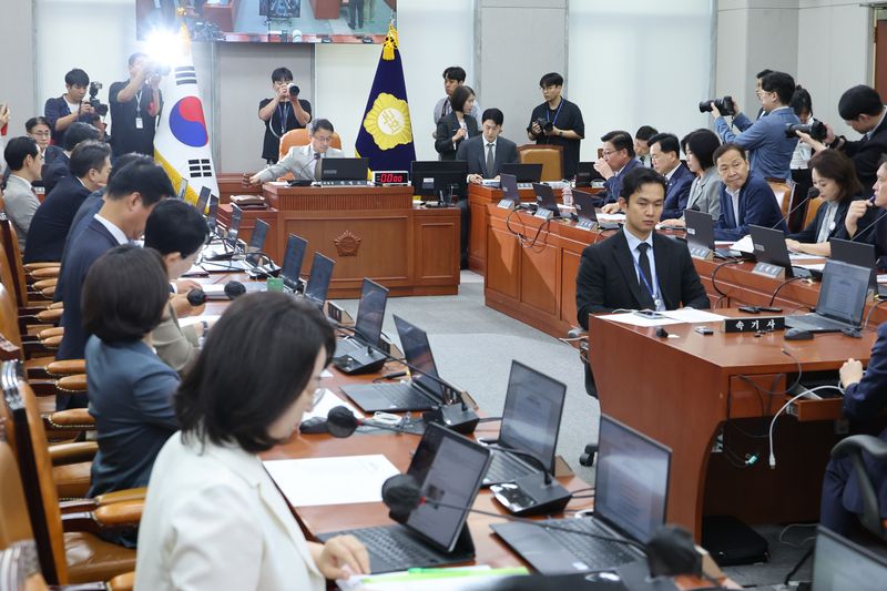 한병도 위원장이 24일 서울 여의도 국회에서 열린 국회운영위원회 전체회의에서 안건을 의결하고 있다. 뉴스1