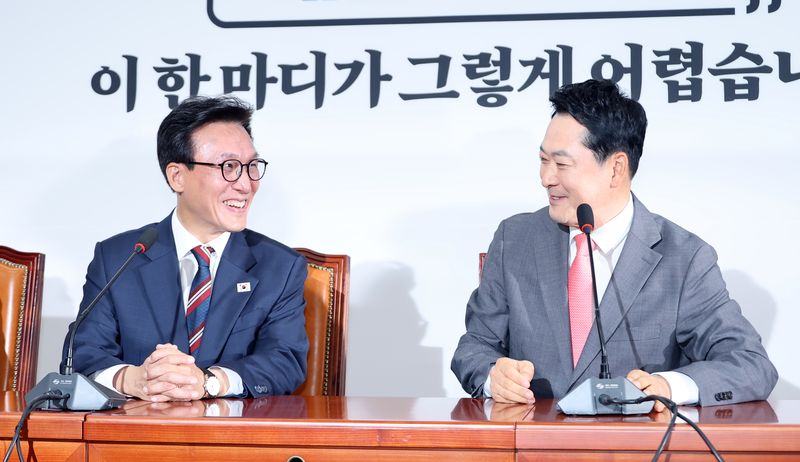 더불어민주당 김민석 대표(왼쪽)가 24일 국회에서 취임 인사차 국민의힘 장동혁 대표를 만나 얘기를 나누고 있다. 연합뉴스