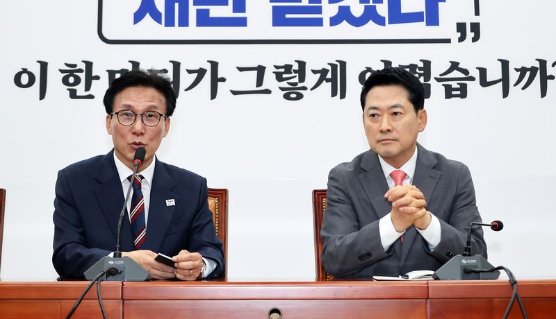 김민석 더불어민주당 대표(왼쪽)가 지난 24일 국회에서 취임 인사차 장동혁 국민의힘 대표를 만나 발언하고 있다. 연합뉴스