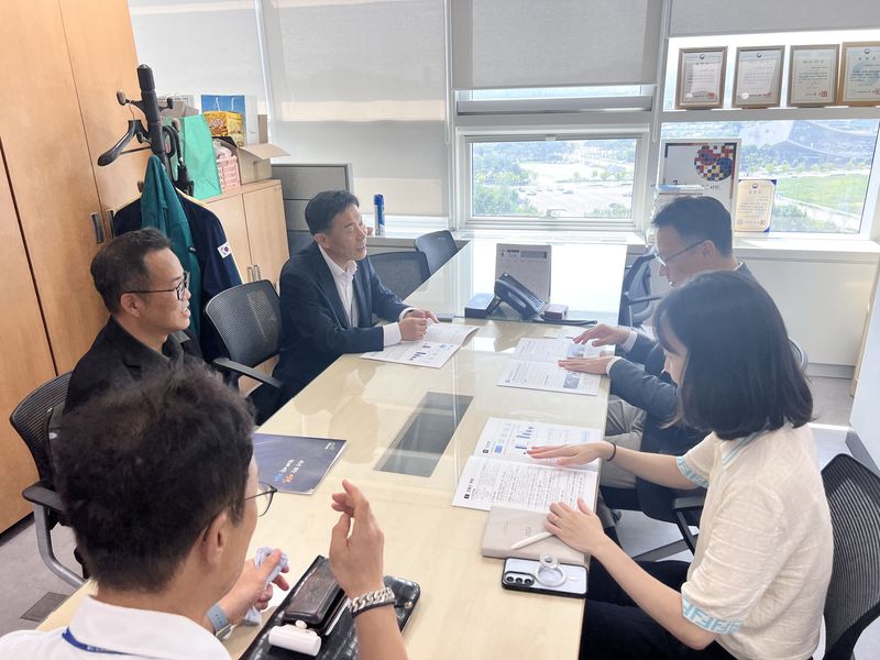 김길수 영월군수와 군 관계자들은 24일 행정안전부와 국토교통부 등을 차례로 찾아 지역 주요 현안사업의 필요성을 설명하고 있다. 영월군 제공