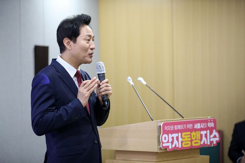 지난 2023년 오세훈 서울시장이 서울시청에서 '약자동행지수' 개발 관련 기자간담회에 참석해 설명을 하고 있다. 뉴스1