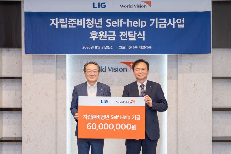 지난 21일 월드비전에서 LIG 대표이사 최용준(오른쪽)과 월드비전 회장 조명환(왼쪽)이 후원금 전달식 기념사진을 촬영하고 있다. LIG 제공