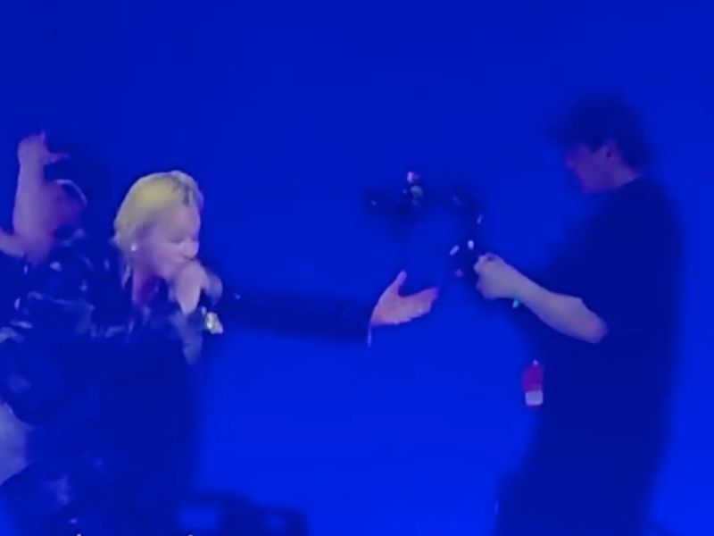 그룹 빅뱅 지드래곤이 노래를 부르던 중 무대 가장자리 쪽으로 뒷걸음질하는 카메라 감독을 향해 손을 뻗고 있다. /사진=인스타그램(gdragon_zip)