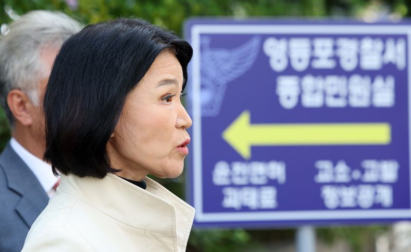 이진숙 국민의힘 의원(당 미디어위원장)이 24일 서울 영등포경찰서에서 자신을 '여자 히틀러'라고 표현한 김민석 더불어민주당 대표를 모욕 혐의로 고소장을 제출한 후 입장을 밝히고 있다. 뉴스1