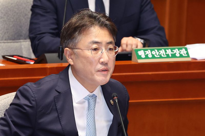 이진수 법무부 차관이 24일 서울 여의도 국회에서 열린 예산결산특별위원회 전체회의에서 의원 질의에 답변하고 있다. 뉴스1