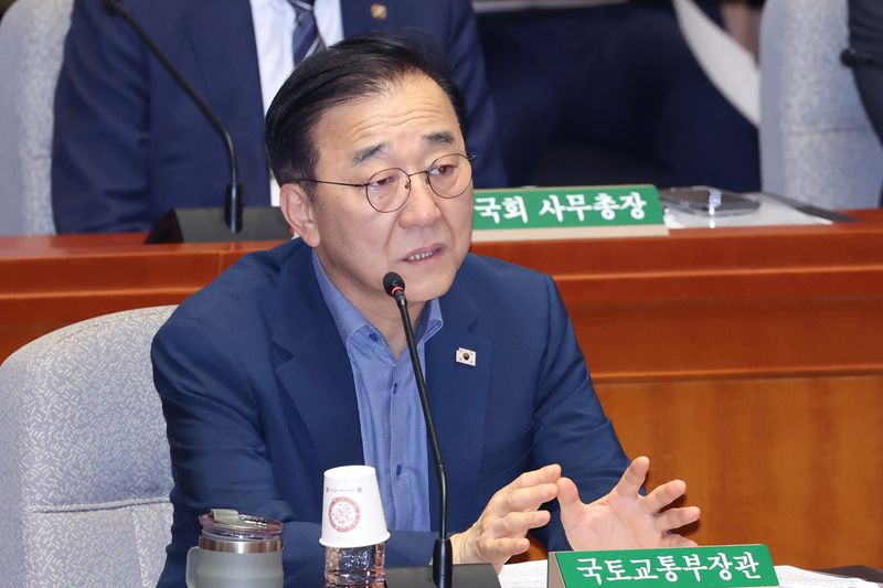 김윤덕 국토교통부 장관이 24일 서울 여의도 국회에서 열린 예산결산특별위원회 전체회의에서 의원 질의에 답변하고 있다. 뉴스1