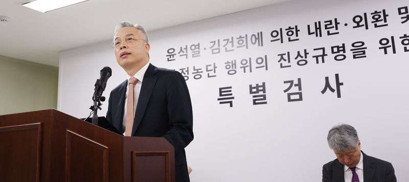 3대 특검(내란·김건희·순직해병)의 나머지 사건을 들여다본 2차 종합특별검사팀 권창영 특별검사가 24일 경기 과천시 특검사무실에서 2차 종합특검 180일간의 수사 결과에 대해 브리핑을 하고 있다. 뉴시스