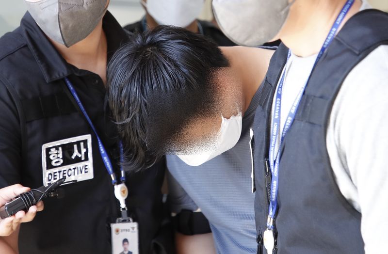 장미란씨 등 실종자 허위 종결 사건으로 직무유기 등 혐의를 받는 제주서부경찰서 소속 부모 경장이 지난 24일 오전 제주동부경찰서 유치장에서 제주지법에서 열리는 체포적부심에 출석하기 위해 이동하고 있다. 뉴시스