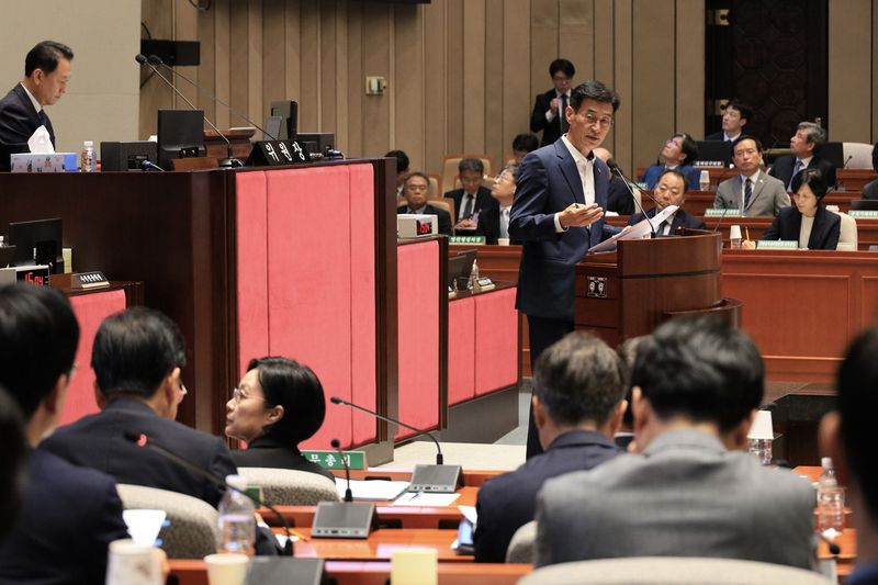 문대림 더불어민주당 의원이 지난 8월24일 국회 예산결산특별위원회 종합정책질의에서 정부를 상대로 질의하고 있다. 문 의원은 2021년부터 올해 6월까지 해상·연안 실종자 256명 가운데 165명이 미발견 상태인 것으로 확인됐다며 올해 국정감사에서 해상 수색 장비와 인력, 구조·관리체계를 점검하겠다고 밝혔다. /사진=문대림 의원실 제공