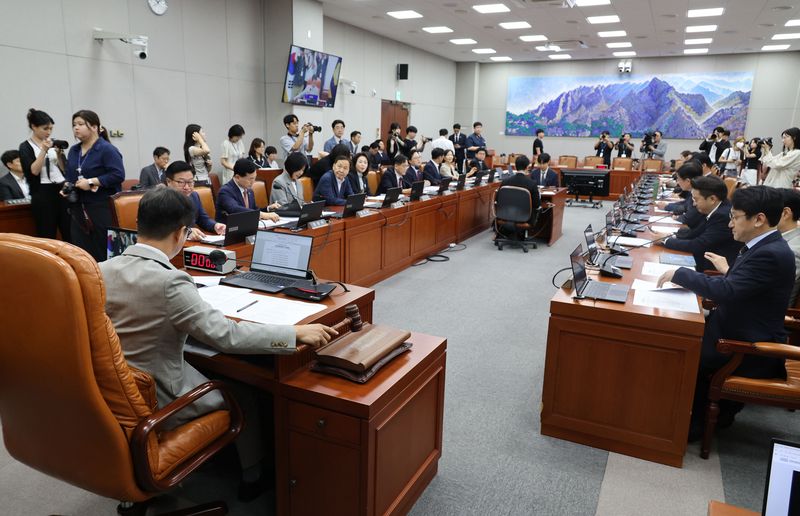 한병도 국회 운영위원장이 24일 여의도 국회에서 열린 제438회국회 임시회 국회운영위원회 제1차 전체회의를 주재하고 있다. 뉴시스