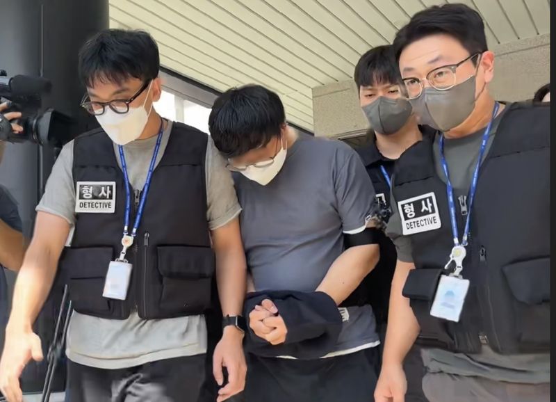제주 실종사건을 허위 종결한 혐의를 받는 제주서부경찰서 소속 A경장이 24일 제주지방법원에서 체포적부심을 받은 뒤 이동하고 있다. A경장은 체포적부심을 거쳐 석방됐지만 제주지검은 이날 오후 직무유기 등의 혐의로 구속영장을 법원에 청구했다. /사진=뉴스1