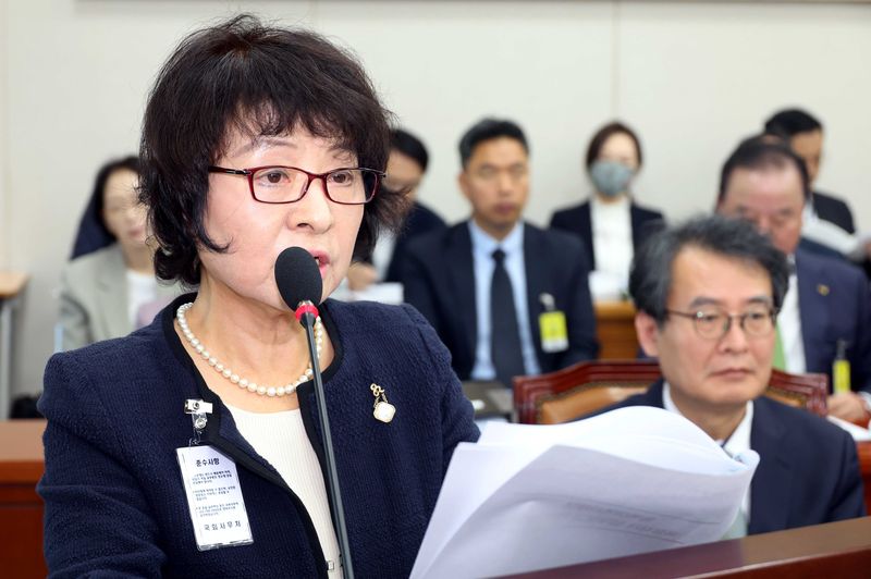 박지향 동북아역사재단 이사장이 16일 오전 서울 여의도 국회 교육위원회에서 열린 사립학교교직원연금공단 등 국정감사에서 업무보고를 하고 있다. 사진=뉴시스