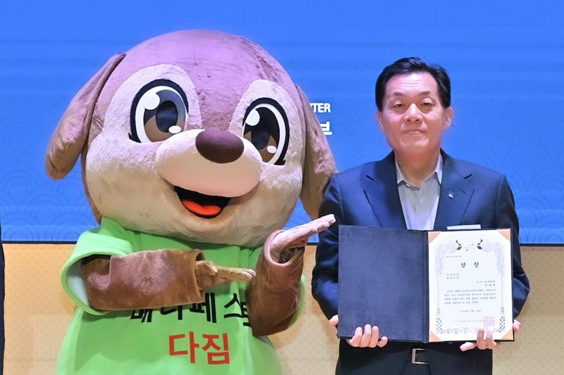 이재준 수원시장이 24일 서울 중구 페럼타워에서 열린 한국매니페스토실천본부 '2026 매니페스토 약속대상' 시상식에서 선거공보 분야 최우수상을 수상한 후 기념촬영을 하고 있다. 수원시 제공.