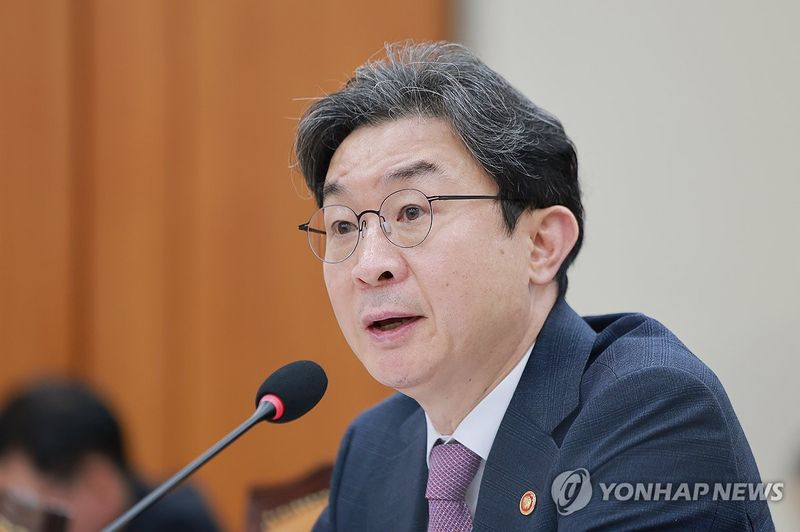 이억원 금융위원장이 24일 국회 정무위원회 전체회의에서 말하고 있다. 연합뉴스