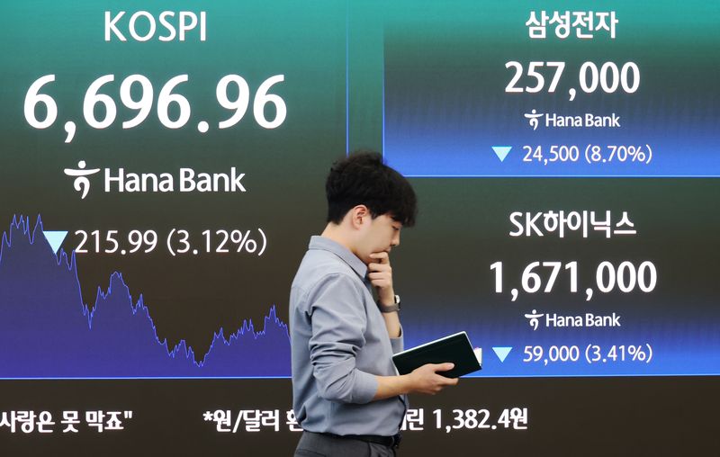 지난 8월 서울 중구 하나은행 본점에서 직원들이 증시와 환율을 모니터 하고 있다. 연합뉴스 제공
